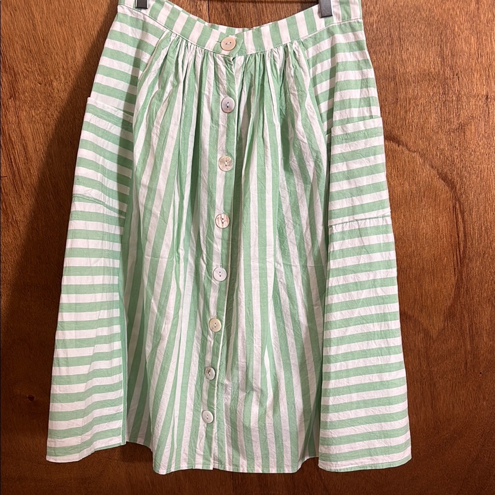 Green and White Knee-Length A-Line Pleated Skirt